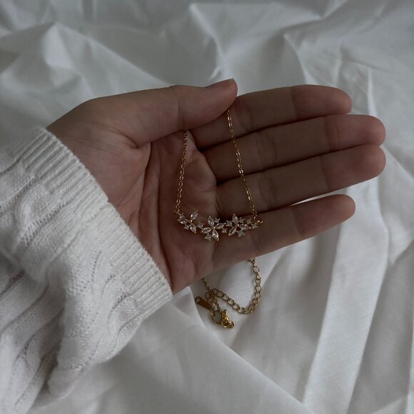 Flower Necklace - Picture 1 of 2